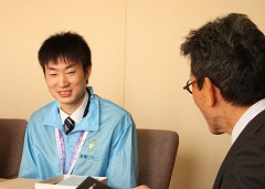 市長に報告をする山田さんの写真