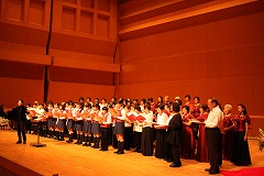 市民の歌を歌う合唱団の写真