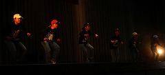 穂積小学校でダンスを披露するダンススタジオビートインのメンバー