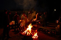 焚火の周りに集まる人々の写真