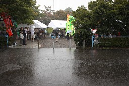 祭りの最中に降る雨の写真
