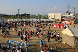 人がたくさん集まった本田夏祭りの写真