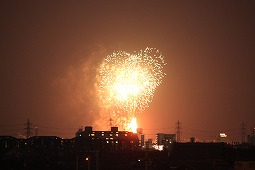 市役所から見た大きな花火の写真