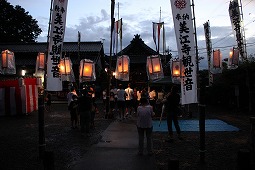 日が暮れてからの美江神社の写真