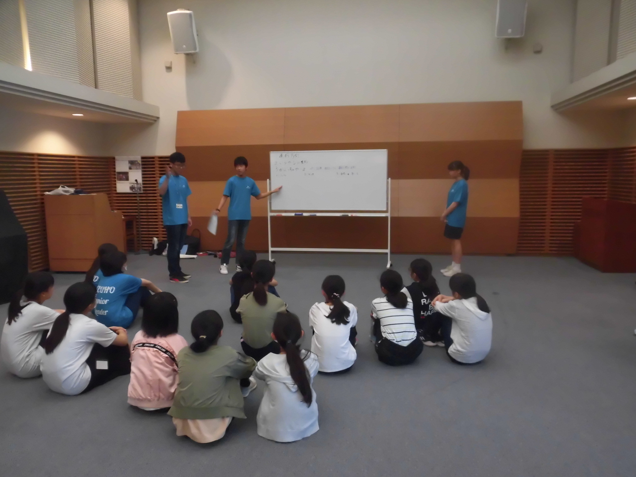 定例会で話し合う様子