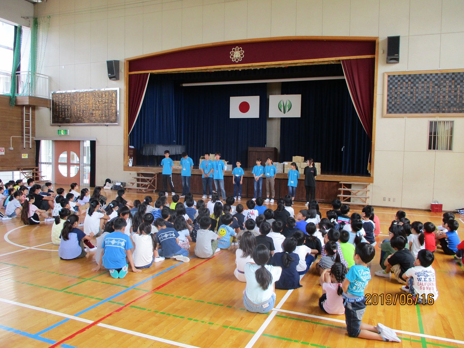 大勢の小学生の前で自己紹介