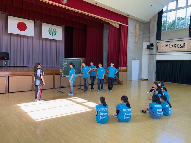 定例会で話し合う様子