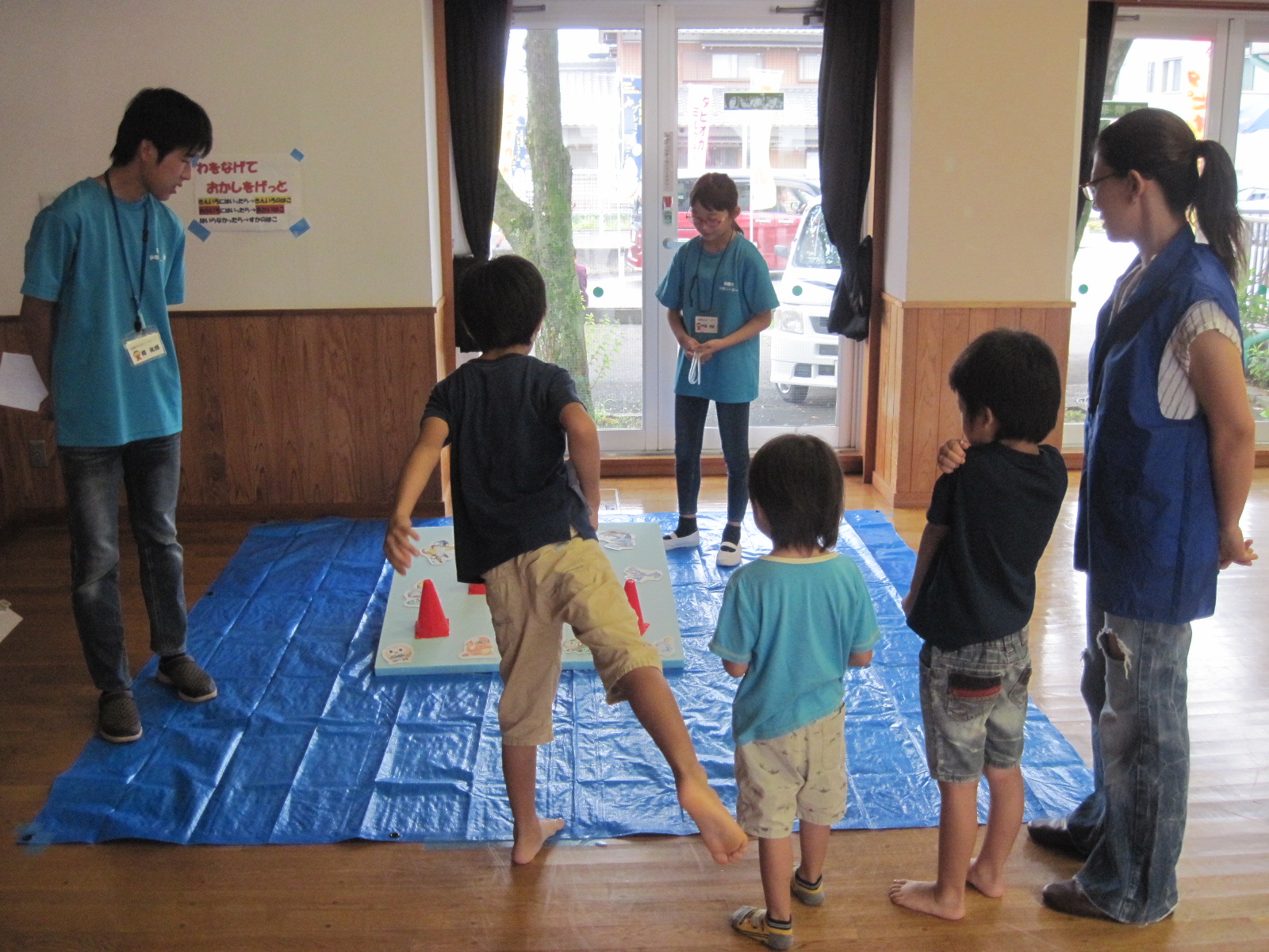 夏祭りの出し物輪投げの様子