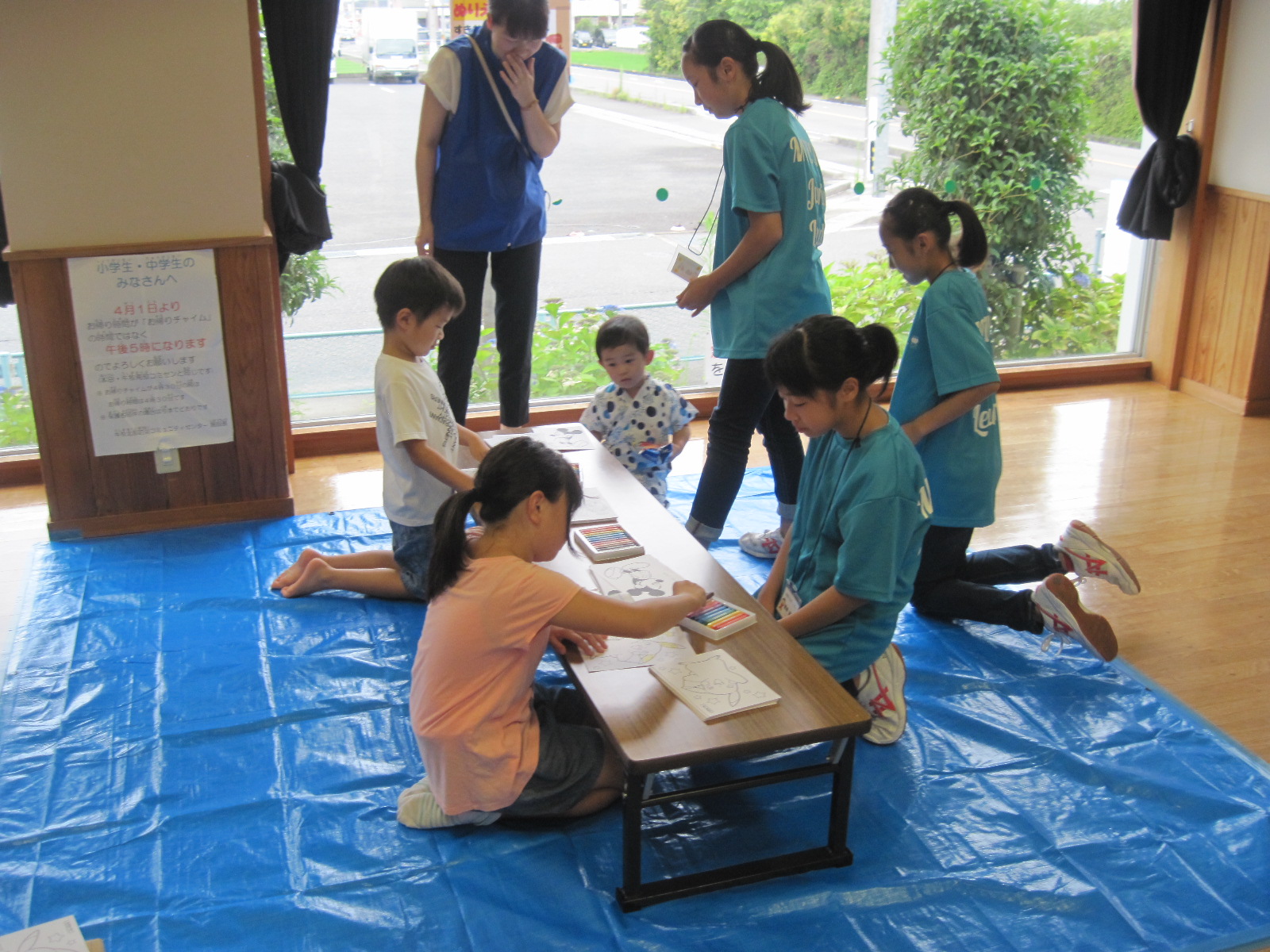 夏祭りの出し物塗り絵の様子