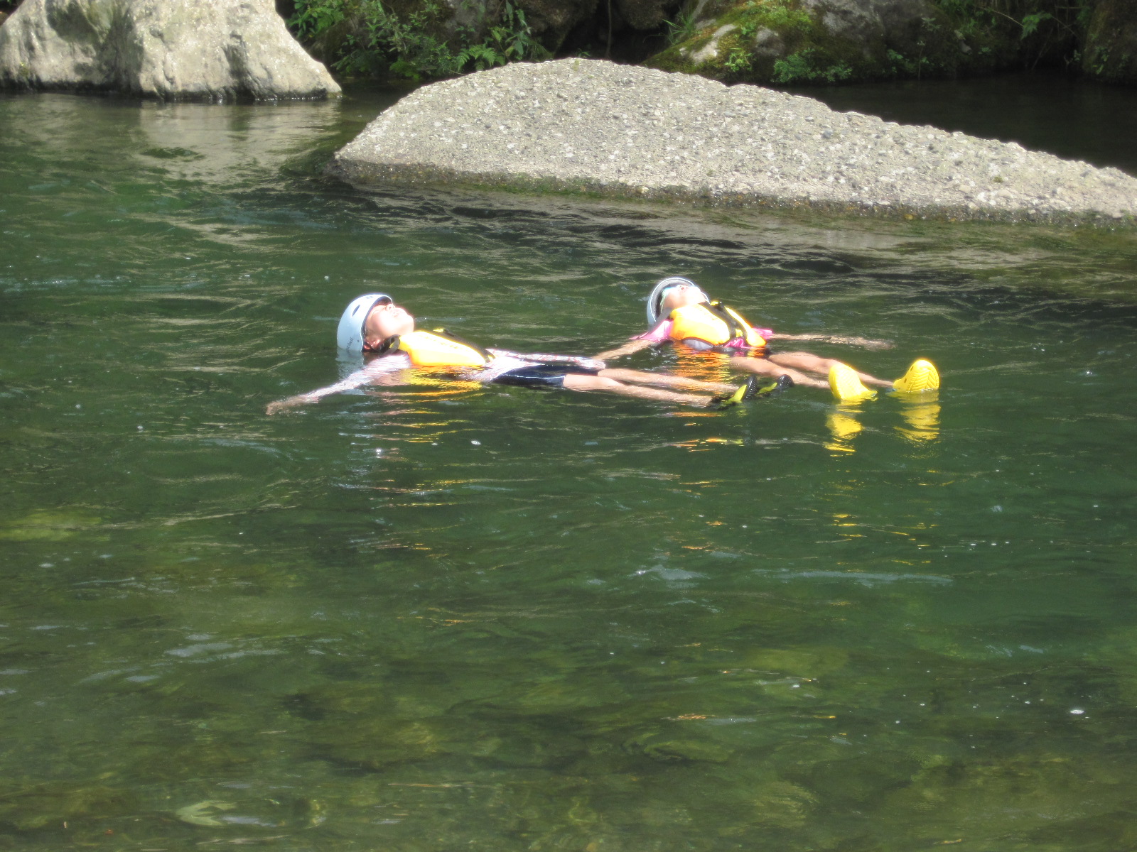 親水体験にて川の流れを感じる様子