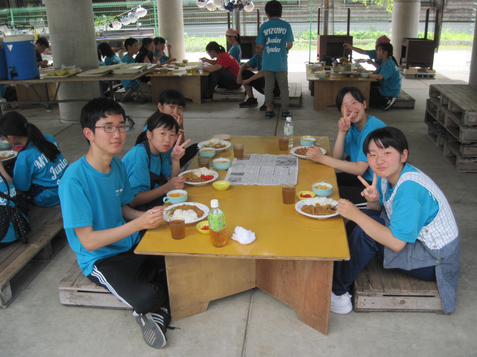 完成したカレーライスをみんなで食べる様子