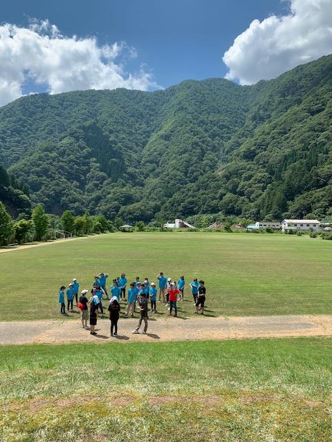 芝生広場で軽スポーツをする様子