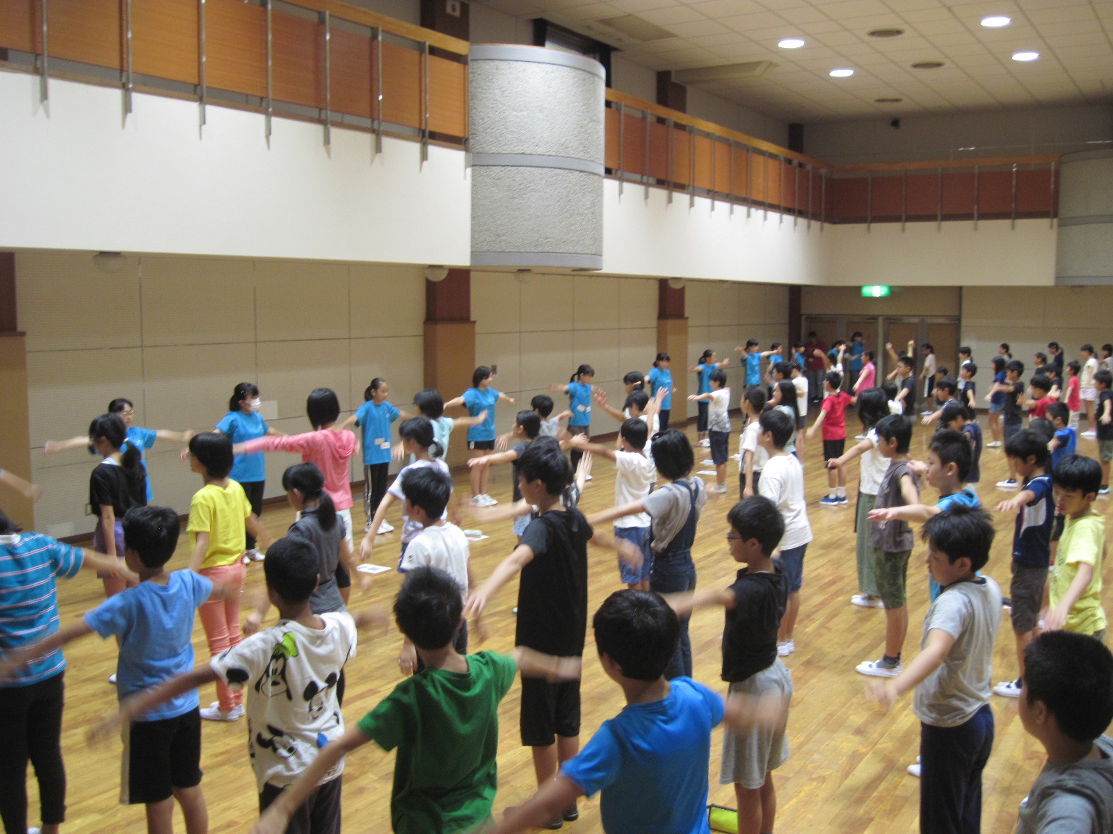 インリーダー宿泊研修会にてラジオ体操の様子