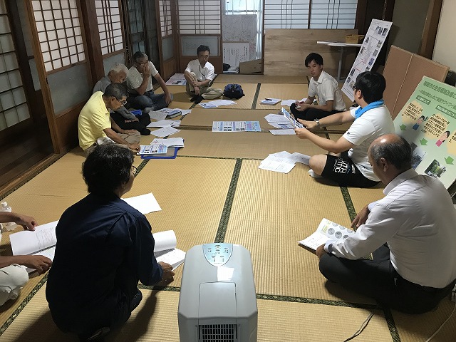白熱したワイワイ会議の写真