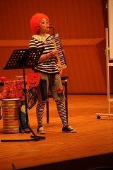 鍵盤ハーモニカを演奏する演者 鍵盤ハーモニカを演奏する演者