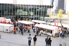 大阪駅から撮影した会場の様子