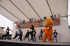 ステージでダンスを踊るかきりんの写真 ステージでダンスを踊るかきりんの写真