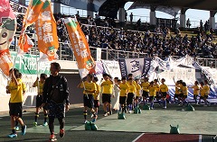 試合会場を練り歩くサッカー少年団らの写真