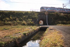 マンポの上を通過する電車の写真