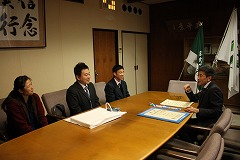 市長と談笑する今井翼さん、お父さん、お母さんの写真