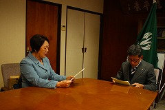 市長に答申書の説明をする審議会会長 市長に答申書の説明をする審議会会長