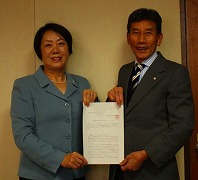 審議会会長から答申書を受け取る市長