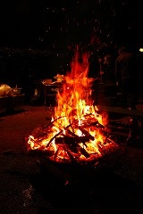 おかゆ祭りの篝火の写真