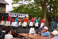 自治会のお年寄りによるリズム体操の写真