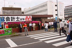 朝日大学前の街頭指導のようす