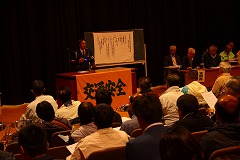 反射材を実際に身に着けた北方警察署交通課長の写真 反射材を実際に身に着けた北方警察署交通課長の写真