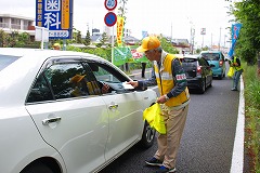 街頭での安全啓発のようす