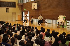 実演する児童のようす