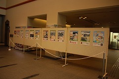 展示されるポスターの写真 展示されるポスターの写真