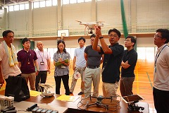 ドローンの構造を説明する政策企画監の写真 ドローンの構造を説明する政策企画監の写真