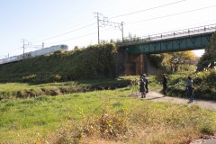 線路沿いの川辺で野鳥を探す参加者ら