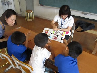 日本語指導教室で学習する子供たちの様子です。