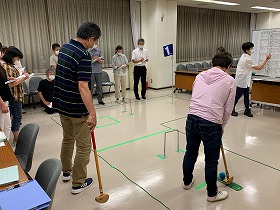 実際のプレーに合わせてスコアの付け方を学んでいます。