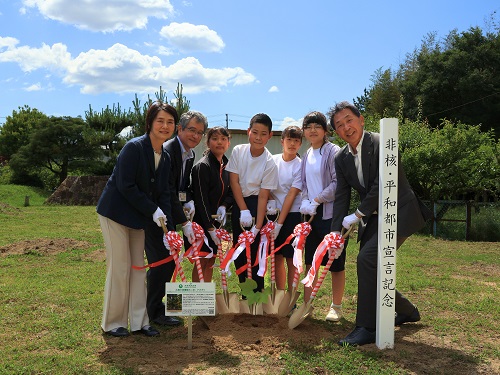 中小学校での植樹の様子