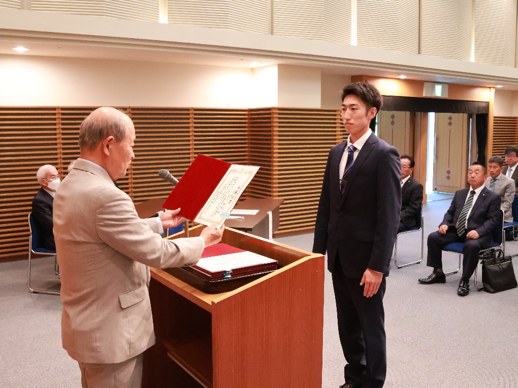 当選証書付与式のようす