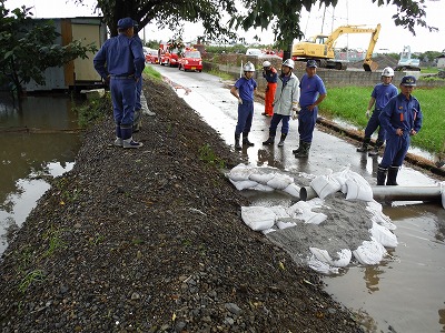 水防団による土のう設置状況（月の輪工法）の画像