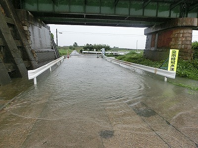 横屋地区のＪＲ下道路の冠水状況の画像