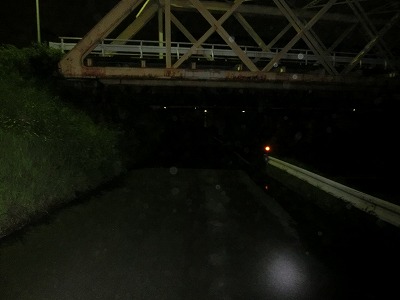 揖斐川堤防道路のＪＲ下の状況の画像
