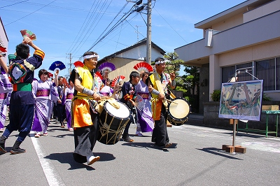 街中を練り歩くようす