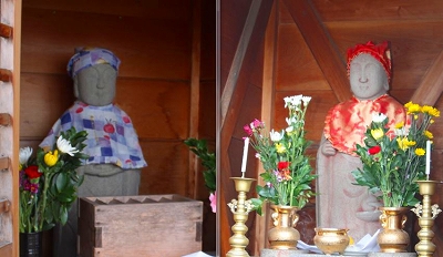 古橋側の男のお地蔵さん(左)と十九条側の女のお地蔵さん