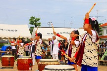 太鼓をたたく子供たちの写真