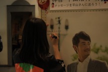 ポスターにメッセージを書き込む女性の写真 ポスターにメッセージを書き込む女性の写真