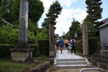 興禅寺へと入る参加者の写真