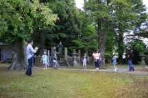 興禅寺で撮影をする参加者の写真