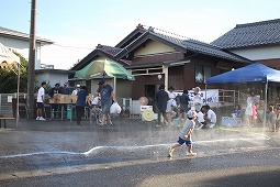 大月公民館前ではしゃぐ子供のようす