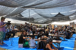 天幕の下で食事をとる十八条自治会の方々 天幕の下で食事をとる十八条自治会の方々